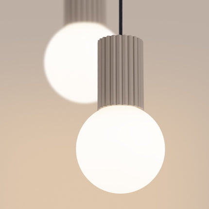Suspension Halo 2 globes en grappe taupe, vue de détail du globe
