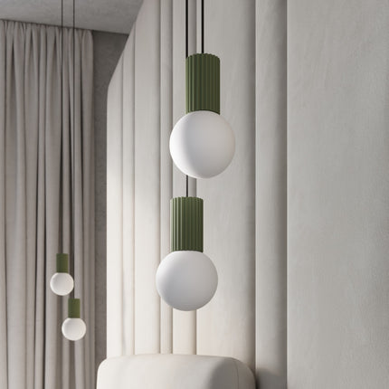 Suspension Halo 2 globes en grappe vert olive dans un intérieur contemporain