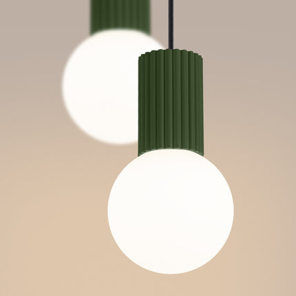Suspension Halo 2 globes en grappe vert olive, vue de détail du globe