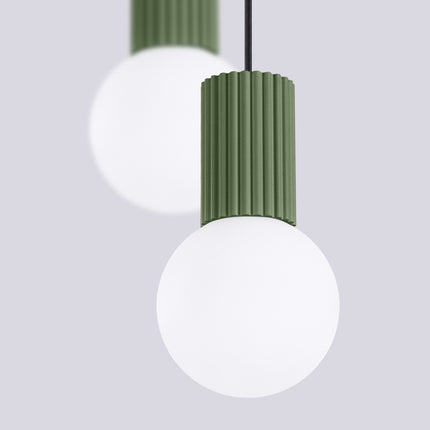 Suspension Halo 2 globes en grappe vert olive, packshot de trois quarts