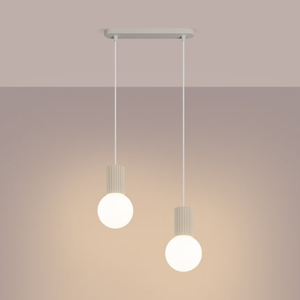 Suspension Halo 2 globes sur barre beige, lumière allumée, diffusion du verre opalin