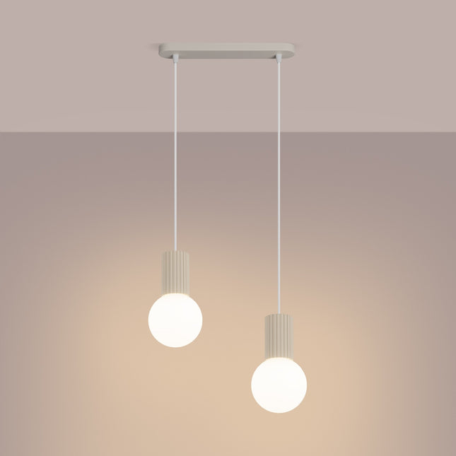 Suspension Halo 2 globes sur barre beige, lumière allumée, diffusion du verre opalin