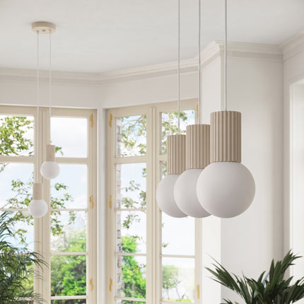 Suspension Halo 2 globes sur barre beige dans un intérieur contemporain