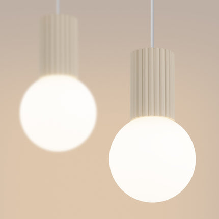 Suspension Halo 2 globes sur barre beige, vue de détail du globe