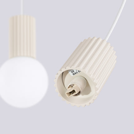 Suspension Halo 2 globes sur barre beige, détail du cylindre nervuré
