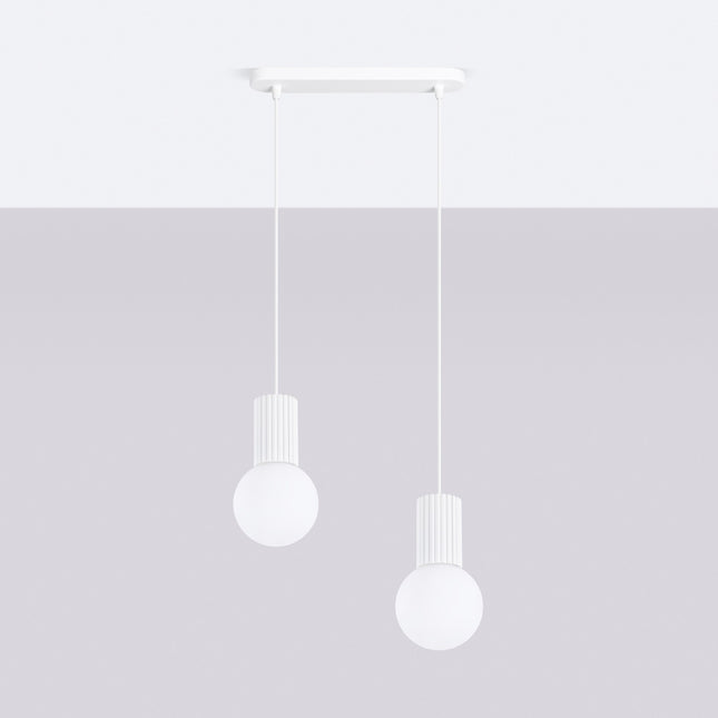 Suspension Halo 2 globes sur barre blanche, vue en situation sur fond clair