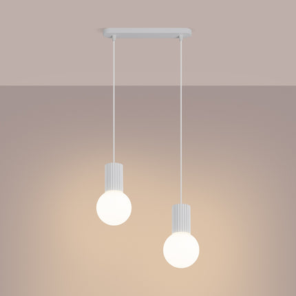 Suspension Halo 2 globes sur barre blanche, lumière allumée, diffusion du verre opalin