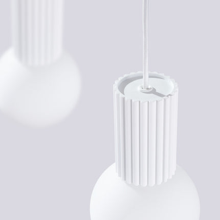 Suspension Halo 2 globes sur barre blanche sur fond coloré, vue de trois quarts