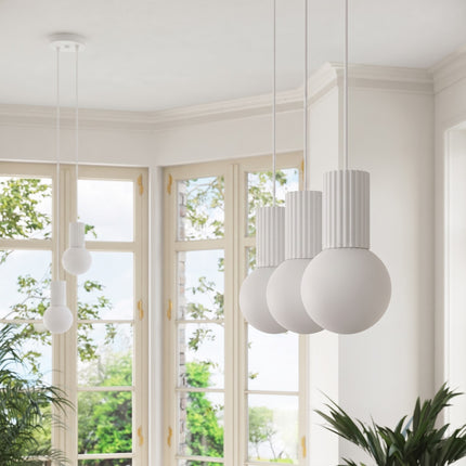 Suspension Halo 2 globes sur barre blanche dans un intérieur contemporain