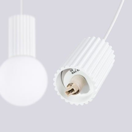 Suspension Halo 2 globes sur barre blanche, détail du cylindre nervuré