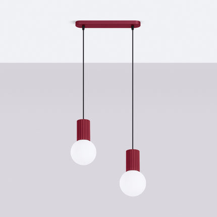 Suspension Halo 2 globes sur barre bordeaux, vue en situation sur fond clair