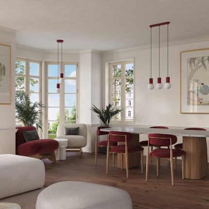 Suspension Halo 2 globes sur barre bordeaux au-dessus d'un îlot de cuisine