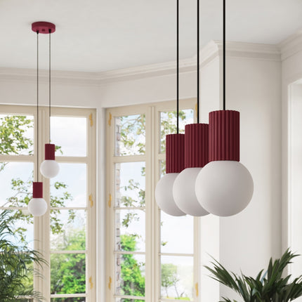 Suspension Halo 2 globes sur barre bordeaux dans un intérieur contemporain