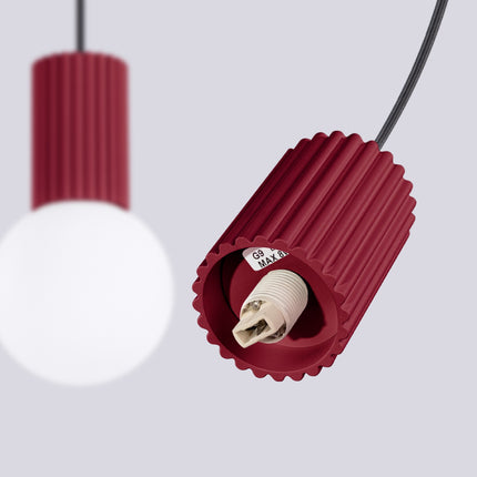 Suspension Halo 2 globes sur barre bordeaux, détail du cylindre nervuré