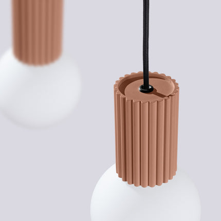 Suspension Halo 2 globes sur barre moka sur fond coloré, vue de trois quarts