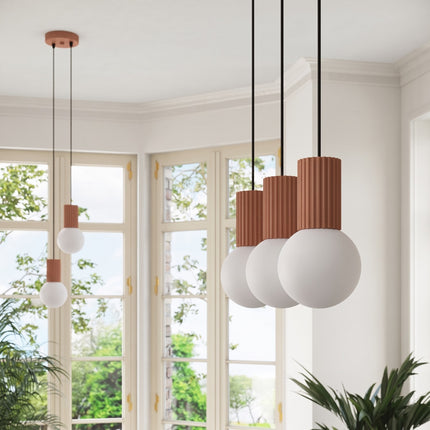 Suspension Halo 2 globes sur barre moka dans un intérieur contemporain