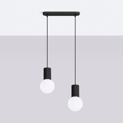 Suspension Halo 2 globes sur barre noire, vue en situation sur fond clair