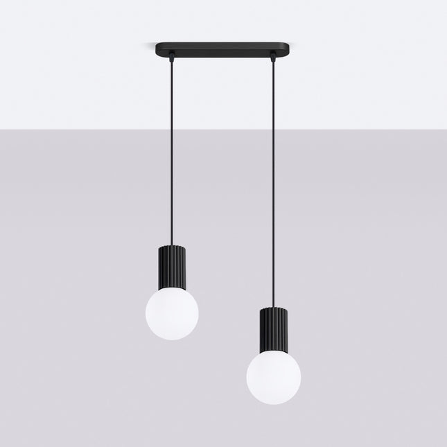 Suspension Halo 2 globes sur barre noire, vue en situation sur fond clair