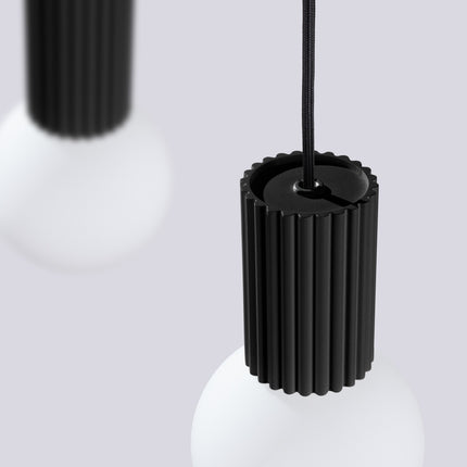 Suspension Halo 2 globes sur barre noire sur fond coloré, vue de trois quarts