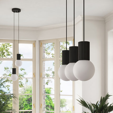 Suspension Halo 2 globes sur barre noire dans un intérieur contemporain