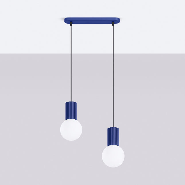 Suspension Halo 2 globes sur barre outremer, vue en situation sur fond clair