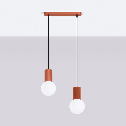 Suspension Halo 2 globes sur barre rouge ocre, vue en situation sur fond clair