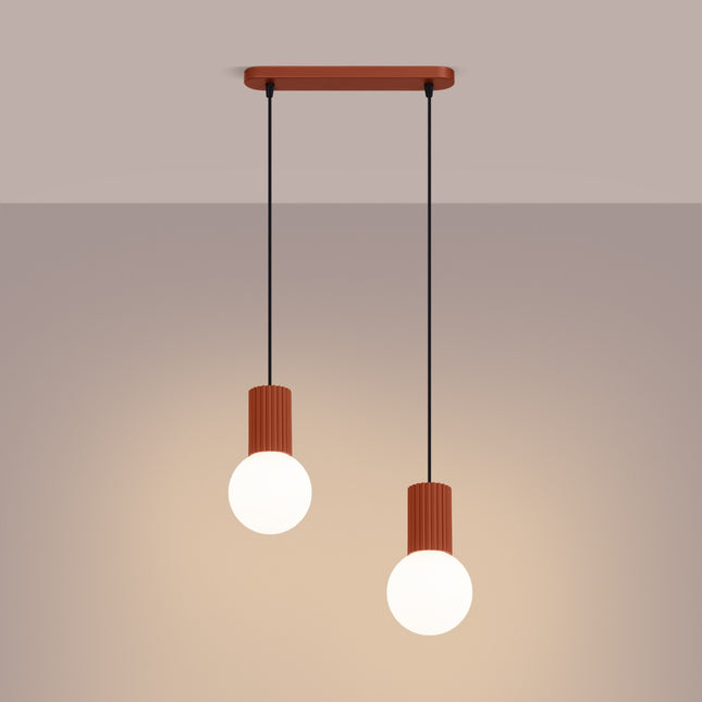 Suspension Halo 2 globes sur barre rouge ocre, lumière allumée, diffusion du verre opalin