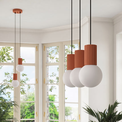 Suspension Halo 2 globes sur barre rouge ocre dans un intérieur contemporain