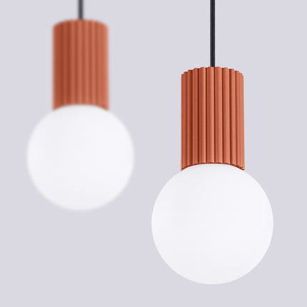 Suspension Halo 2 globes sur barre rouge ocre, packshot de trois quarts