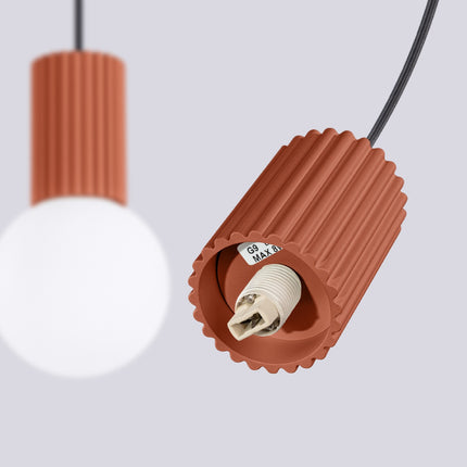Suspension Halo 2 globes sur barre rouge ocre, détail du cylindre nervuré