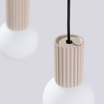 Suspension Halo 2 globes sur barre taupe sur fond coloré, vue de trois quarts