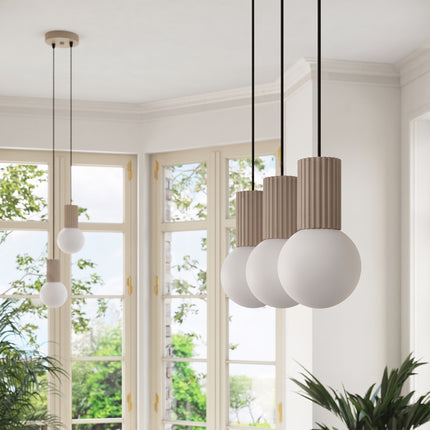 Suspension Halo 2 globes sur barre taupe dans un intérieur contemporain