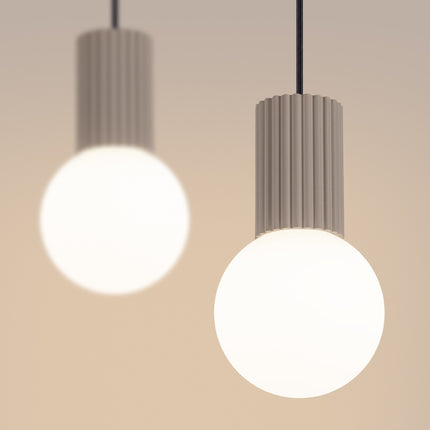 Suspension Halo 2 globes sur barre taupe, vue de détail du globe