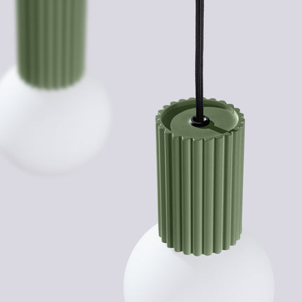 Suspension Halo 2 globes sur barre vert olive sur fond coloré, vue de trois quarts