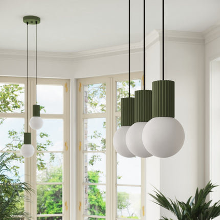Suspension Halo 2 globes sur barre vert olive dans un intérieur contemporain
