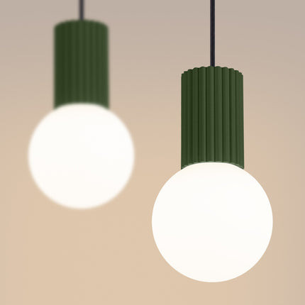 Suspension Halo 2 globes sur barre vert olive, vue de détail du globe