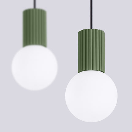 Suspension Halo 2 globes sur barre vert olive, packshot de trois quarts