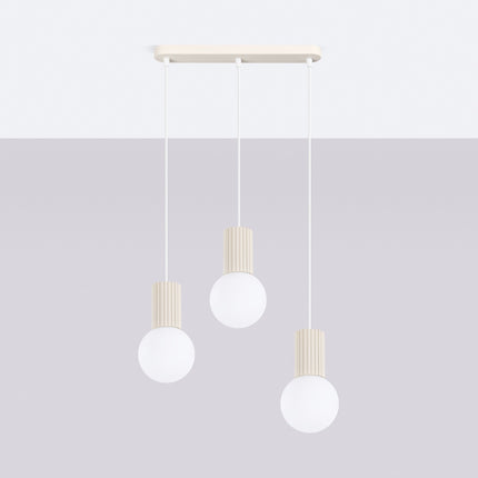 Suspension Halo 3 globes sur barre beige, vue en situation sur fond clair