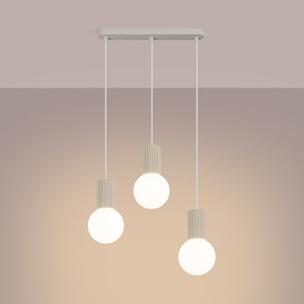 Suspension Halo 3 globes sur barre beige, lumière allumée, diffusion du verre opalin