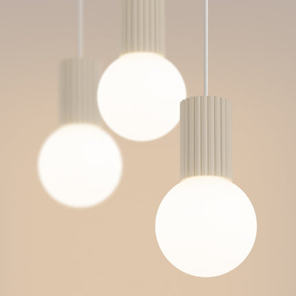 Suspension Halo 3 globes sur barre beige, vue de détail du globe