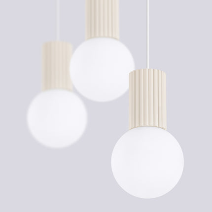Suspension Halo 3 globes sur barre beige, packshot de trois quarts