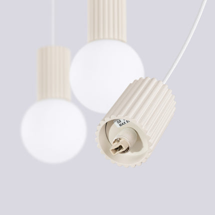 Suspension Halo 3 globes sur barre beige, détail du cylindre nervuré