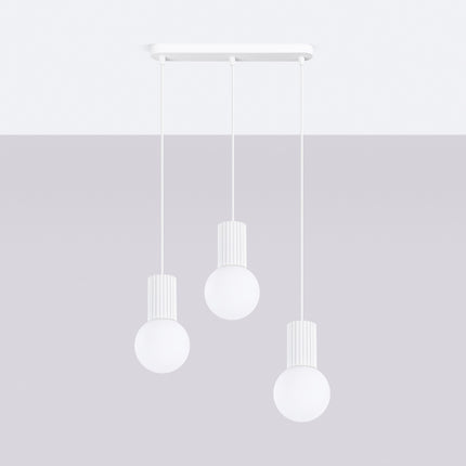 Suspension Halo 3 globes sur barre blanche, vue en situation sur fond clair