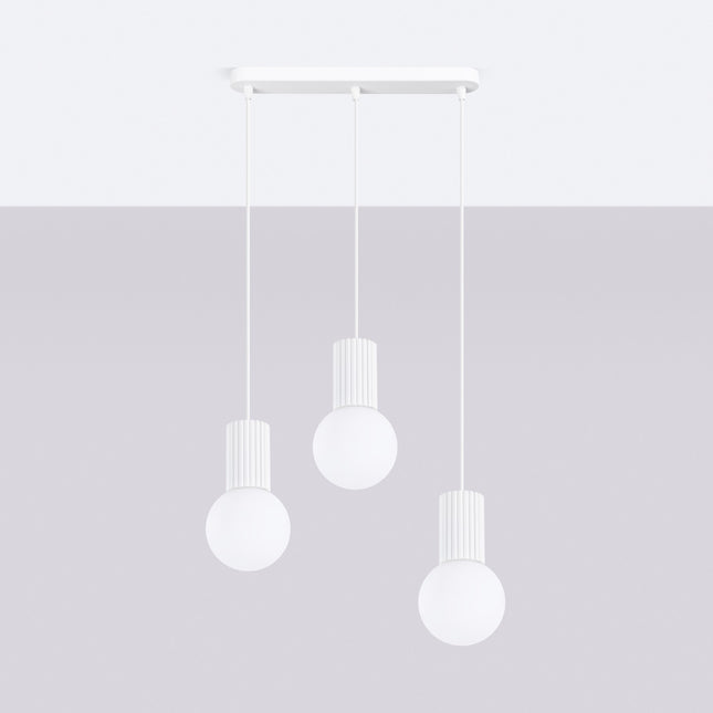 Suspension Halo 3 globes sur barre blanche, vue en situation sur fond clair