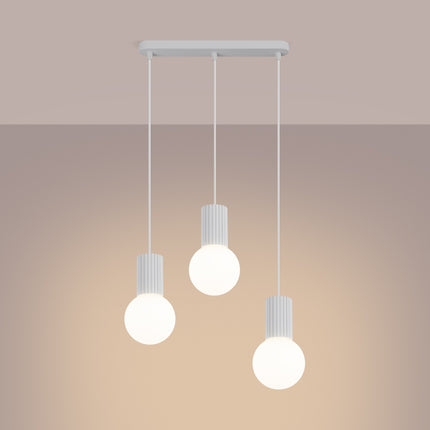 Suspension Halo 3 globes sur barre blanche, lumière allumée, diffusion du verre opalin