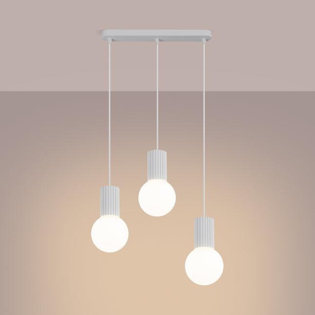 Suspension Halo 3 globes sur barre blanche, lumière allumée, diffusion du verre opalin