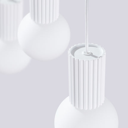 Suspension Halo 3 globes sur barre blanche sur fond coloré, vue de trois quarts