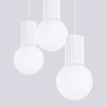 Suspension Halo 3 globes sur barre blanche, packshot de trois quarts