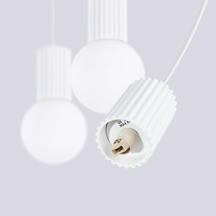 Suspension Halo 3 globes sur barre blanche, détail du cylindre nervuré