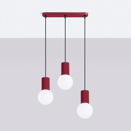 Suspension Halo 3 globes sur barre bordeaux, vue en situation sur fond clair